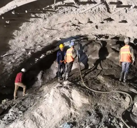 申扎拱顶带模注浆料的施工流程及注意事项